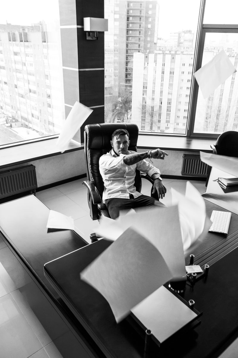 © Sergey Yudin - Image from the Office workdays photography project