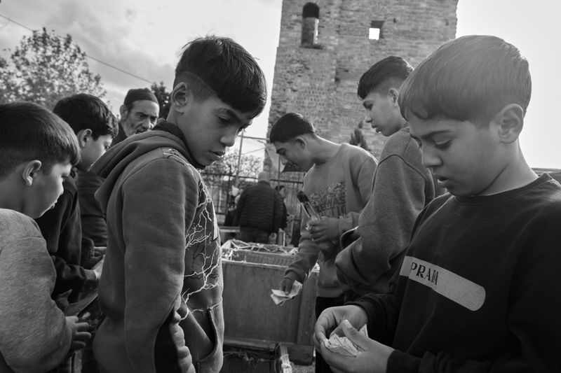 © Ali Rıza Yıldırım - A child counting his money before purchasing a bird.