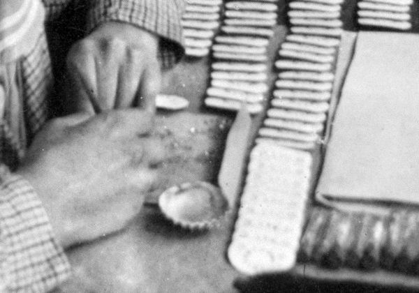 © Aline Bovard Rudaz - Mains de radiumineuse au travail | Cropped vintage postcard found in a second-hand shop in La Chaux-de-Fonds, Author Unknown