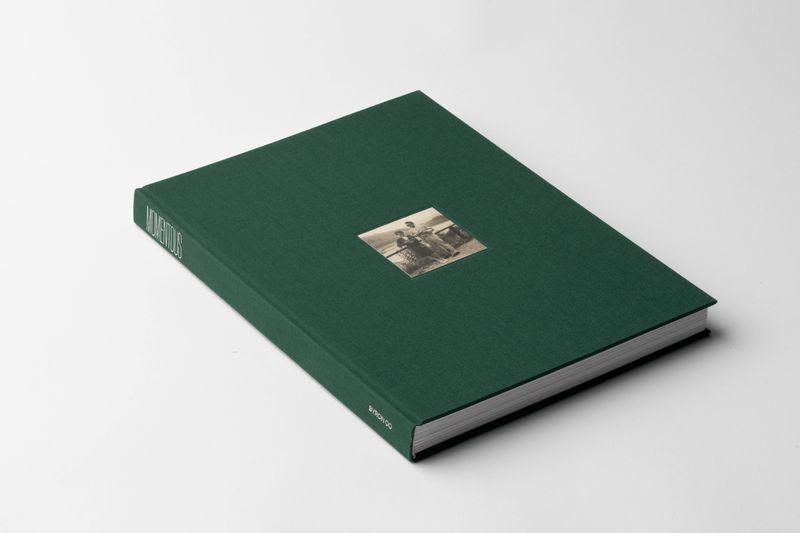 © Byron Co - MOMENTOUS, hard-binding, dark green fabric, 23 x 31.5cm, 168 pages.