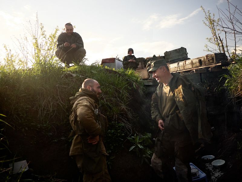 © Alfredo Bosco - Ukraine; Donbass region; Donetsk; 2017 Commander Lom chats with his soldiers in a trench.