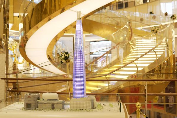 © Rebecco Ann Tess - Gold – LOTTE’s Empire(Lotte World Mall, Seoul, 2015)2019