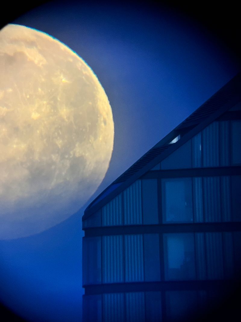 © Mimi Mollica - Image from the Moon City photography project