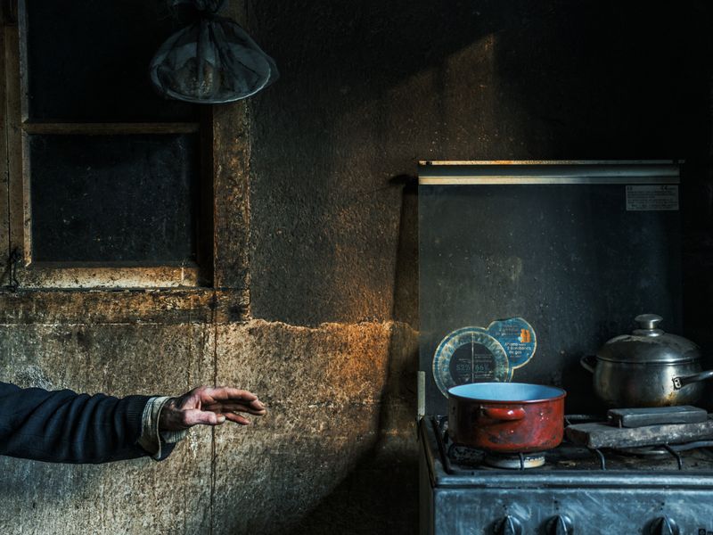 © Adra Pallón - José prepares his food. He lives alone in A Fonsagrada despite his advanced age and difficulty of movement.