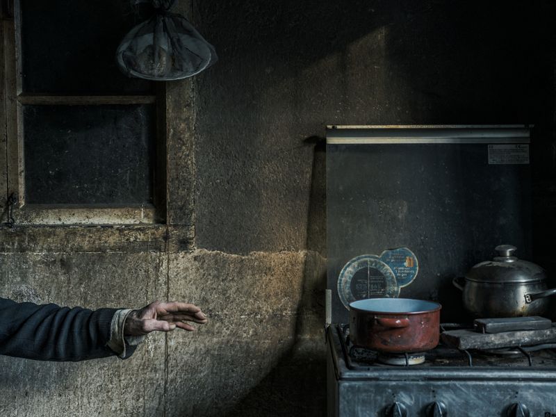 © Adra Pallón - José prepares his food. He lives alone in A Fonsagrada despite his advanced age and difficulty of movement.