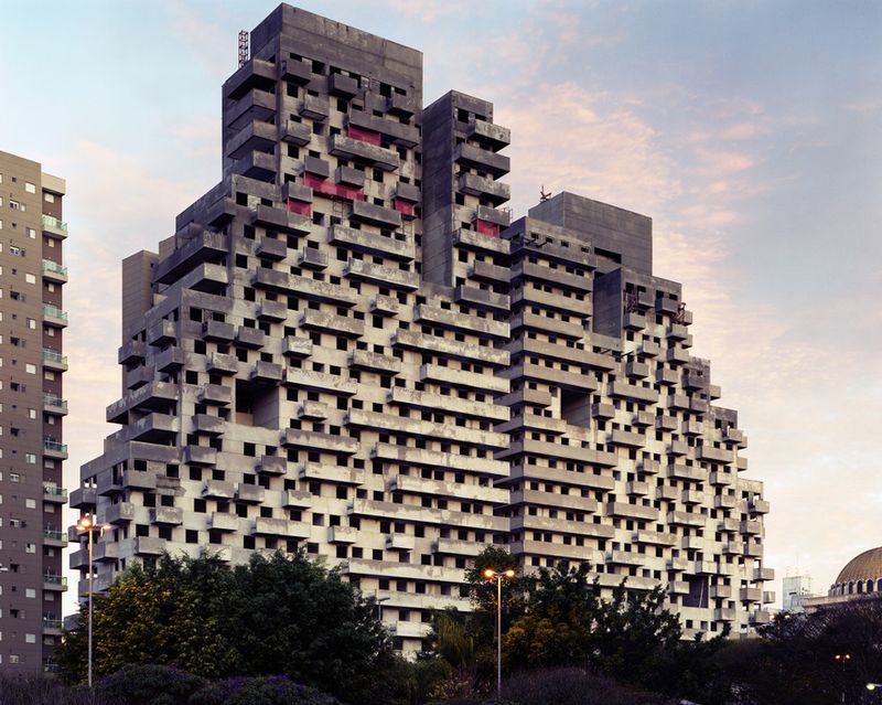 © Tatewaki Nio - 2007 Print size: 80cm x 98.5cm