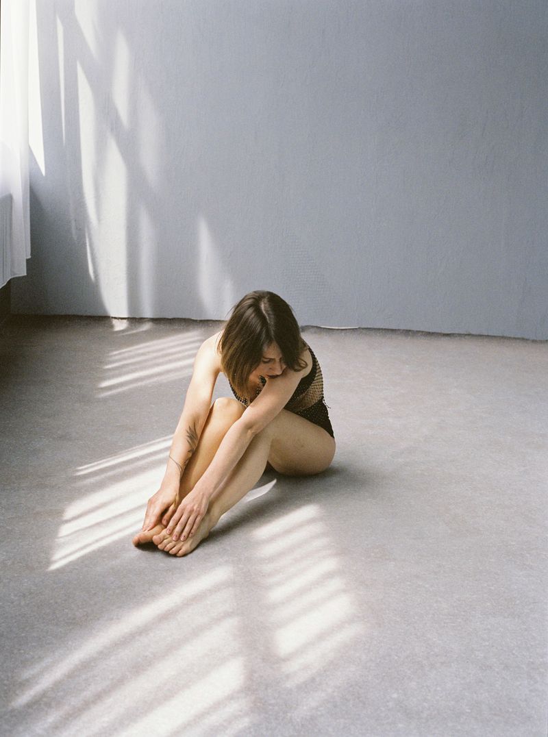 © Maryna Syrovatka - She filled the bathtub with water, glued the windows shut and locked the door.