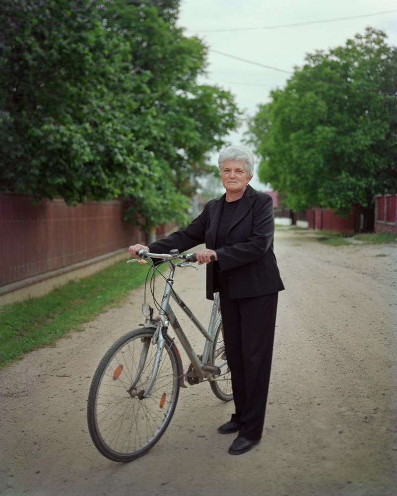 © Dawn Kim - Ilona arrives home from her friend's funeral, Ozsdola, Romania, 2023