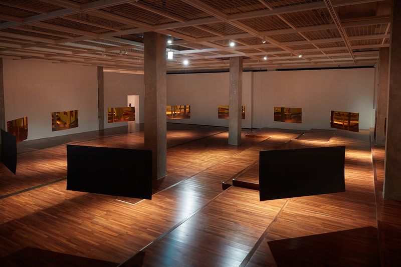 © SEULKI Ki - Installation view_Geist in the exhibition, 2024, UV print on gold acrylic mirror, 178.5 x 88.5cm (set of 12)