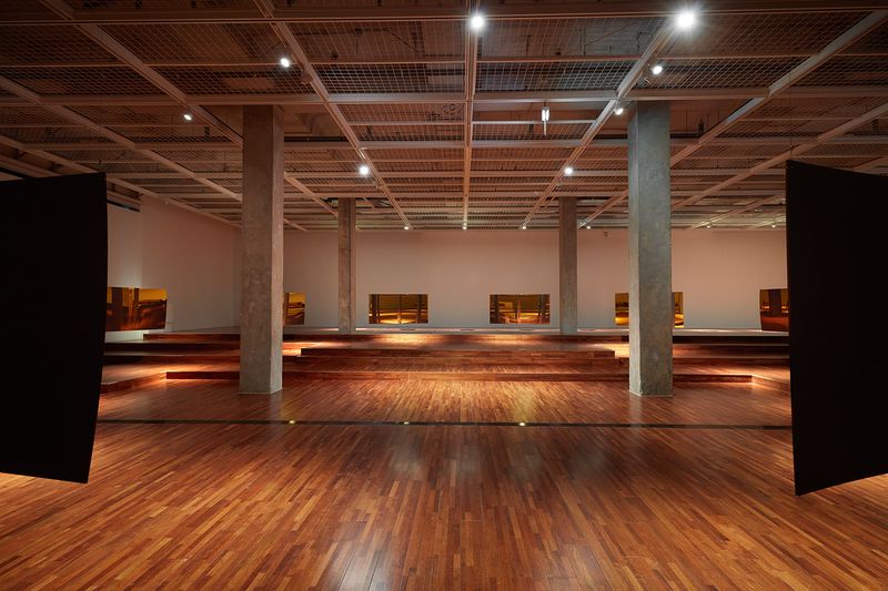 © SEULKI Ki - Installation view_Geist in the exhibition, 2024, UV print on gold acrylic mirror, 178.5 x 88.5cm (set of 12)