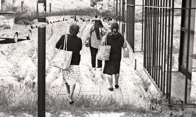 © Laurene Praget - Juntas - Walking together Three women who do not know each other walking together in the street in Oaxaca de Juárez.