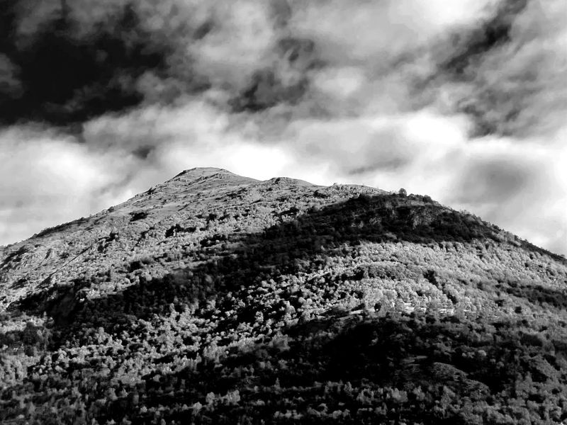 © Laurene Praget - Image from the Entre las curvas de las montañas, la piel photography project