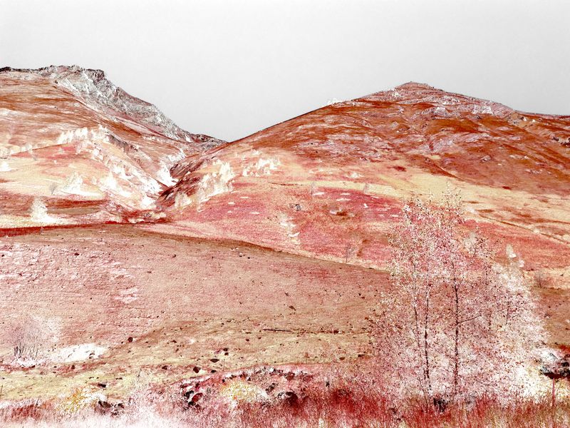 © Laurene Praget - Image from the Entre las curvas de las montañas, la piel photography project