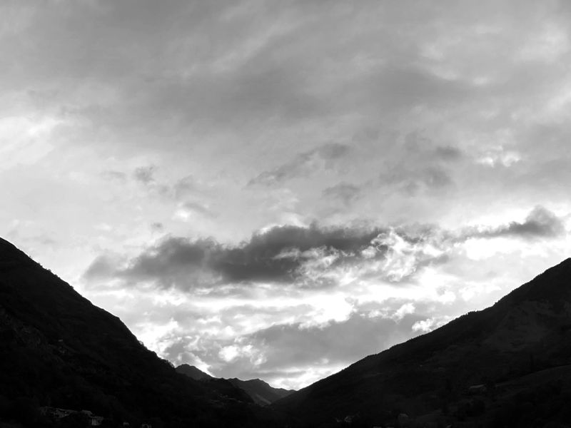 © Laurene Praget - Image from the Entre las curvas de las montañas, la piel photography project