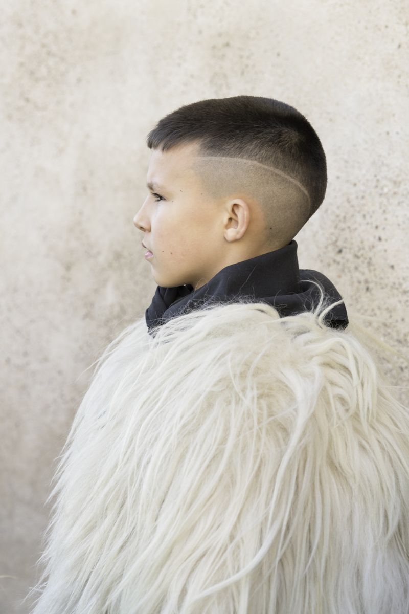 © Giulia Arantxa Novelli - D., 10 anni, attende l'inizio della sfilata durante il Carnevale di Ottana, 2024