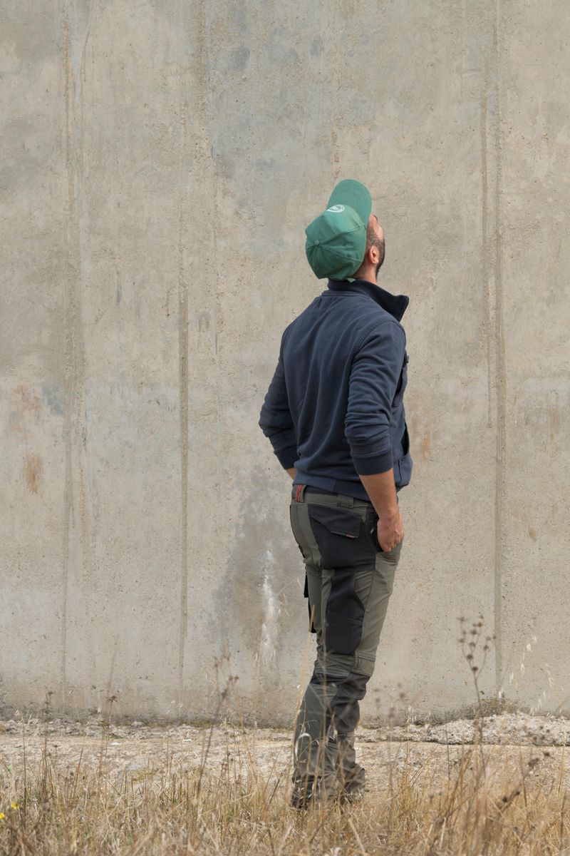 © Giulia Arantxa Novelli - M., giovane pastore, guarda la ciminiera che sovrasta il suo pascolo, al limitare della zona industriale.