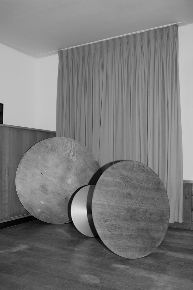 © Marens van Leunen - Helmersstraat-Ronde tafels+gordijn