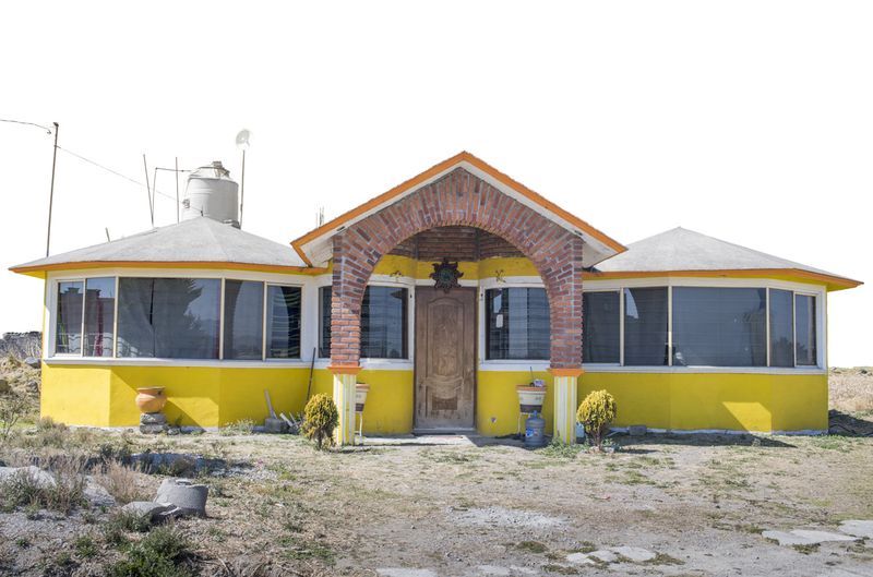© Adam Wiseman - Image from the Arquitectura libre, exhibición a domicilio photography project
