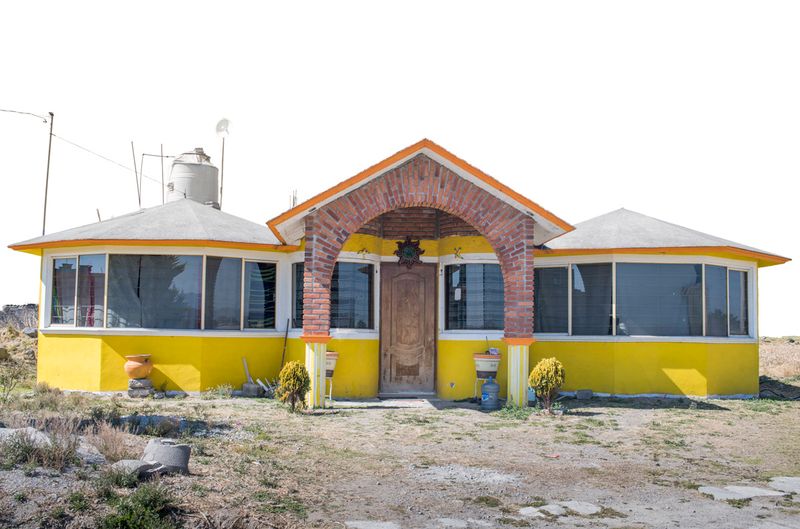 © Adam Wiseman - Image from the Arquitectura libre, exhibición a domicilio photography project