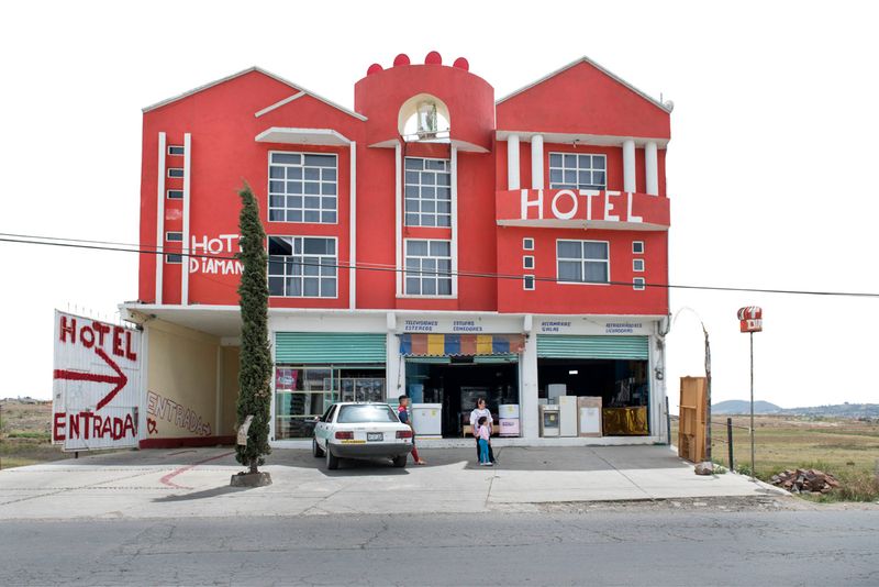 © Adam Wiseman - Image from the Arquitectura libre, exhibición a domicilio photography project