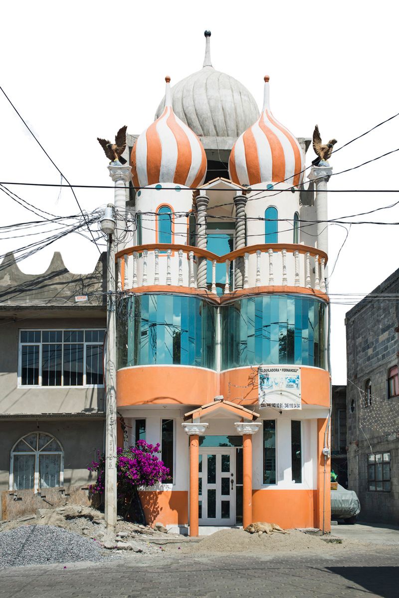 © Adam Wiseman - Image from the Arquitectura libre, exhibición a domicilio photography project