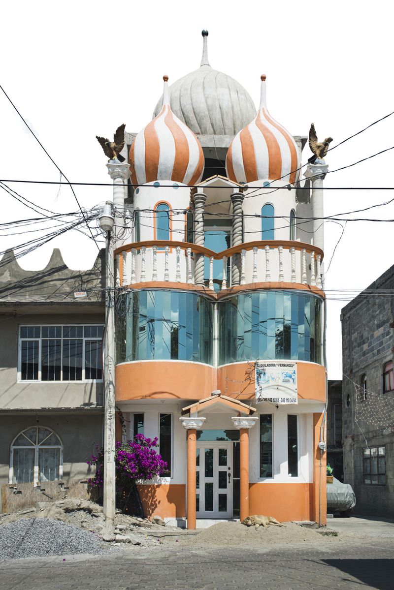 © Adam Wiseman - Image from the Arquitectura libre, exhibición a domicilio photography project