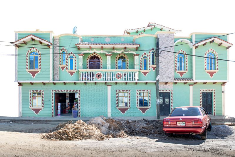 © Adam Wiseman - Image from the Arquitectura libre, exhibición a domicilio photography project