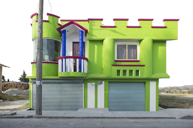 © Adam Wiseman - Image from the Arquitectura libre, exhibición a domicilio photography project