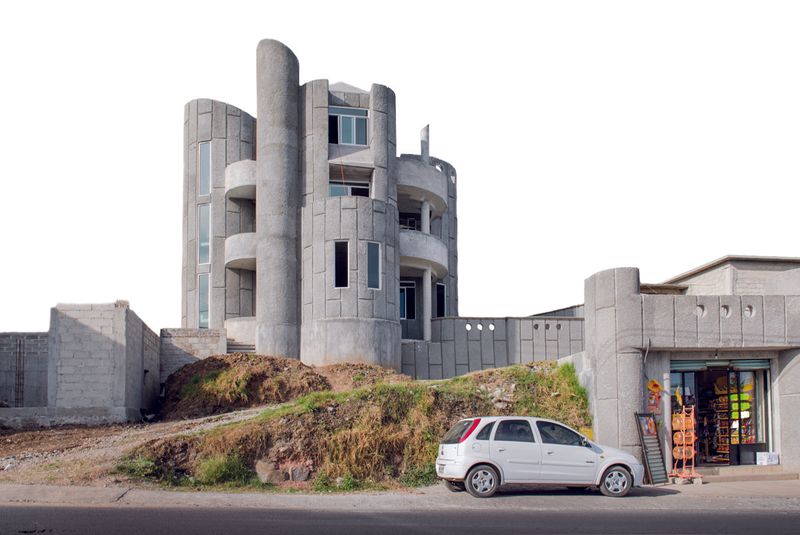 © Adam Wiseman - Image from the Arquitectura libre, exhibición a domicilio photography project