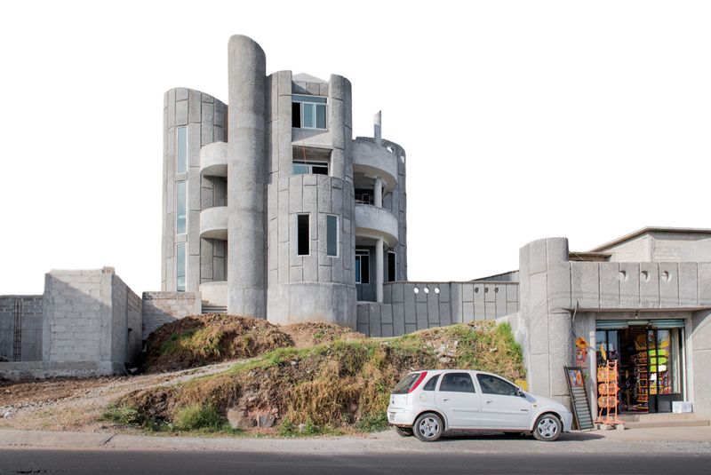 © Adam Wiseman - Image from the Arquitectura libre, exhibición a domicilio photography project