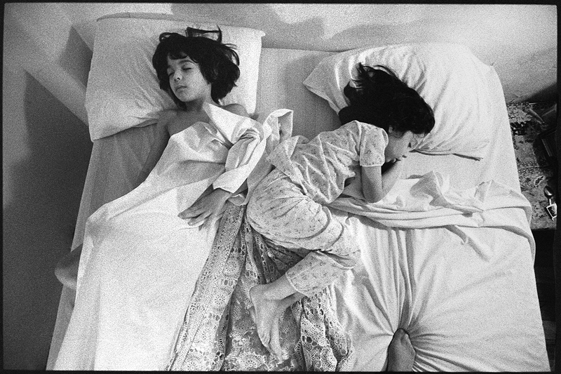 © Isabel Barton - Guillermo and Mariana Sleep - Waverly Place Loft, Manhattan / 1977