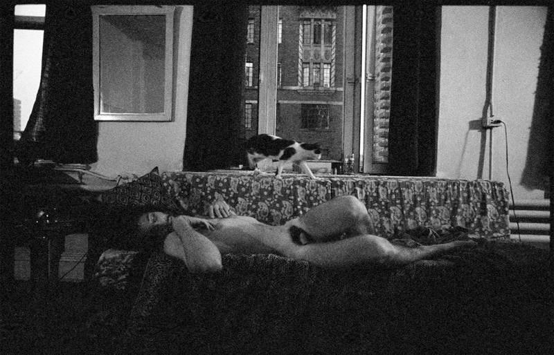 © Isabel Barton - Bob Sleeping with Cat - Waverly Place Loft, Manhattan / 1974