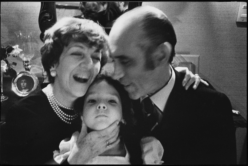 © Isabel Barton - Mami, Papi, Mariana - Caracas, Venezuela / 1975