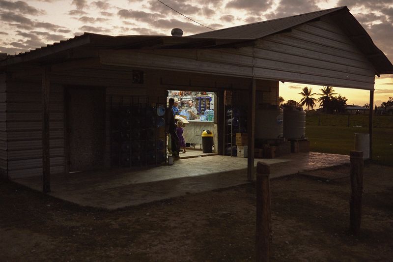 © Ephraim Bieri - A shop by night.