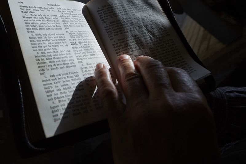 © Ephraim Bieri - The songbook "Morgenlieder" is in Low German, the other important book besides the bible.