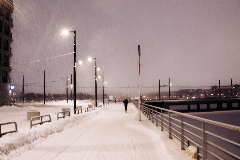 © Emine Gozde Sevim - Untitled from the series, Sininen Hetki, 2026. (Runner at dawn)