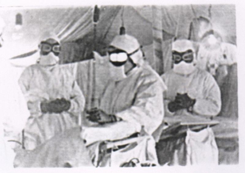 © Asya Zhetvina - The scientists are trying to fix the microchips on the pigeons, 1941