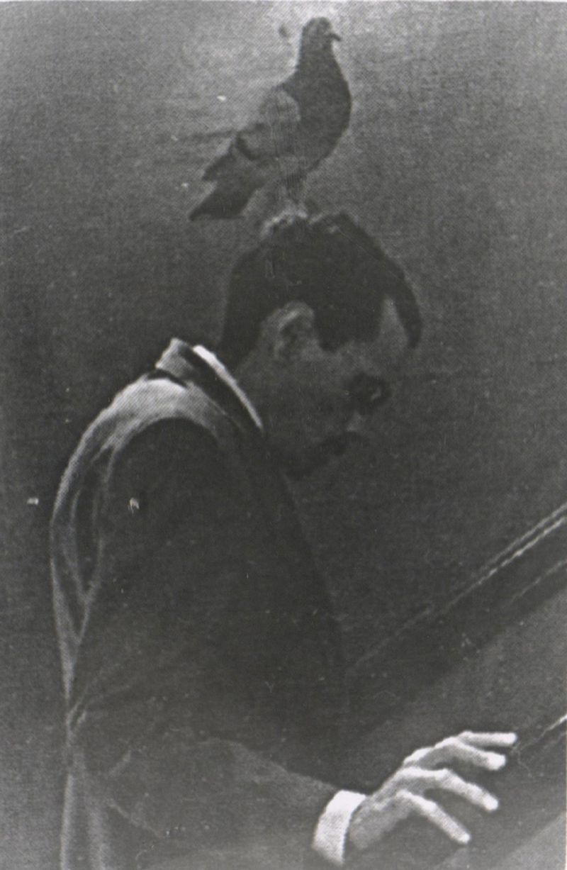 © Asya Zhetvina - The spy with his spy-pigeon during the mission, 1949