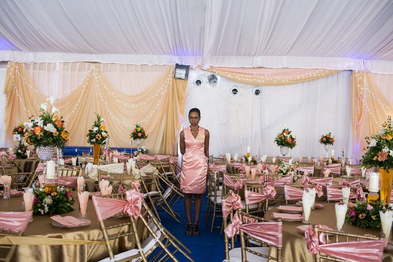 © Glenna Gordon - A hostess prepares for a wedding in Lagos, Nigeria. The wedding industry in petrol-rich Nigeria is big business.
