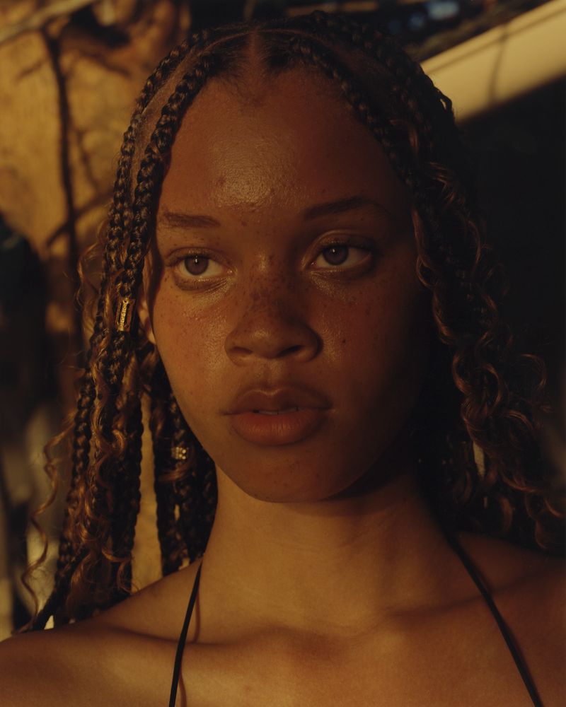 © Cécile Smetana - The sun turns from orange to red as the night creeps in over the island