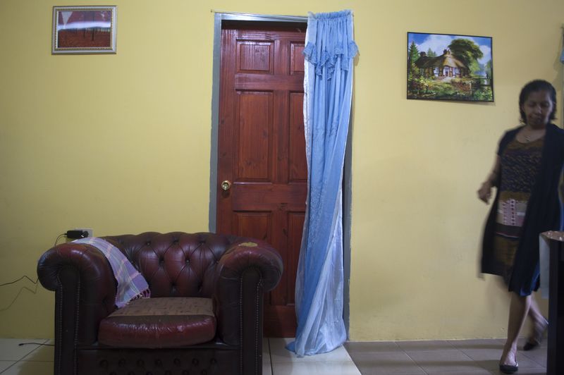 © Johanne Rahaman - My sister Dianne Miller, in the living room of my sister Sharon. El Socorro, Trinidad 2016