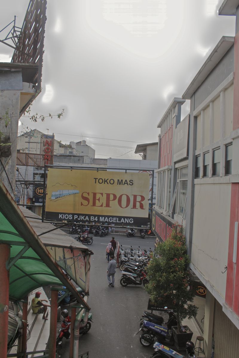 © Vivi Shofiyah - The hustle and bustle at Rejowinangun Market.