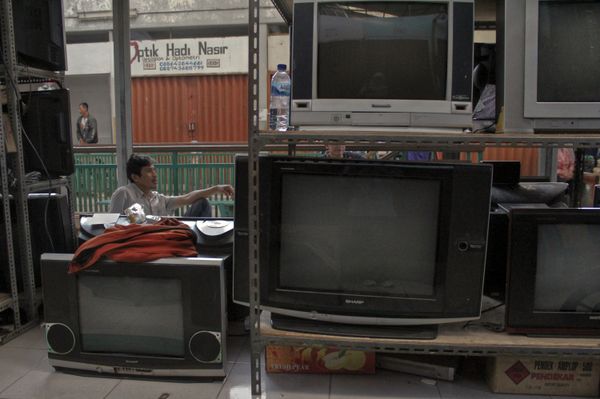© Vivi Shofiyah - Used analog TVs were found at the Rejowinangun market.