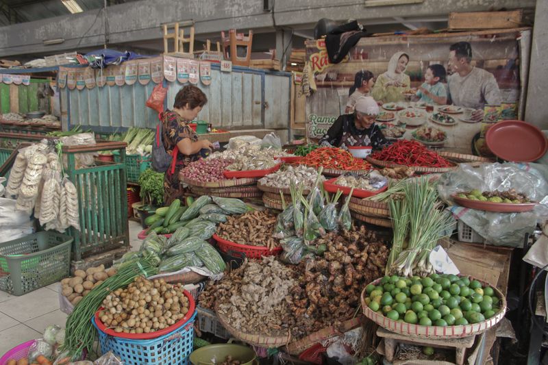 © Vivi Shofiyah - Buying cooking spices at the market.