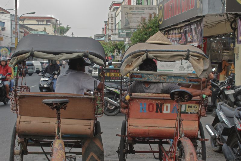 © Vivi Shofiyah - There are still pedicabs at the Rejowinangun market.