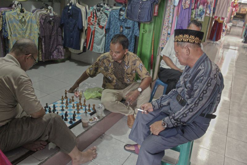 © Vivi Shofiyah - The vendors at the market play chess during breaks.