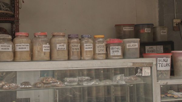 © Vivi Shofiyah - The traditional market of Rejowinangun in Magelang provides various necessities, including herbal medicine ingredients.