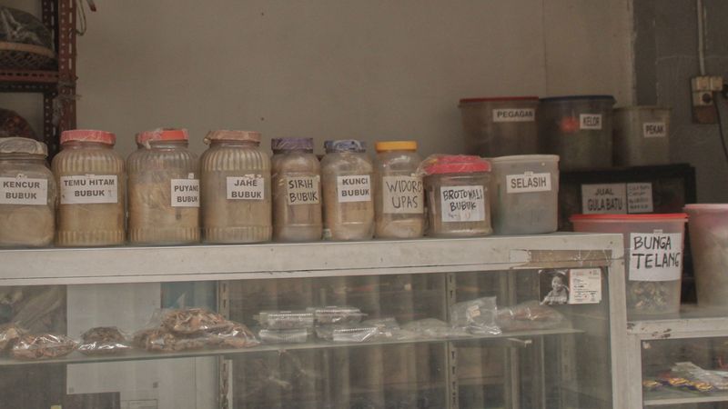 © Vivi Shofiyah - The traditional market of Rejowinangun in Magelang provides various necessities, including herbal medicine ingredients.
