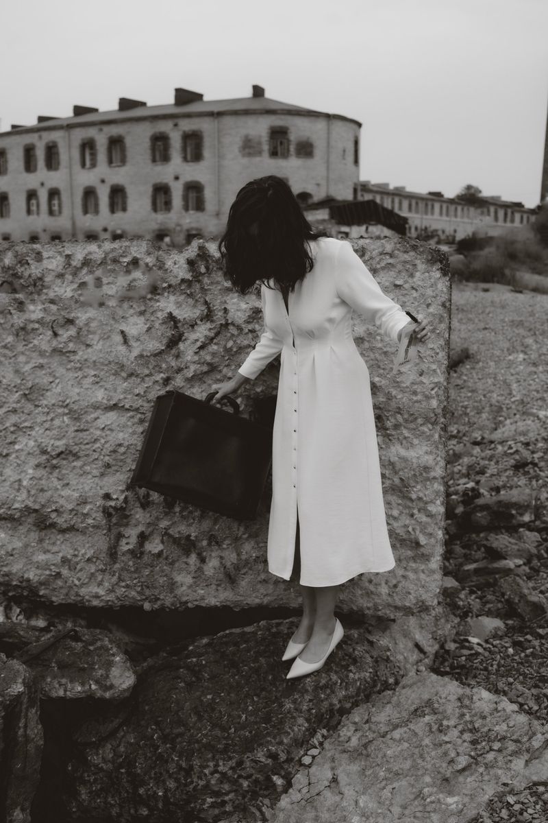 © Anna Chekryshova - Image from the the heavy baggage she left behind photography project