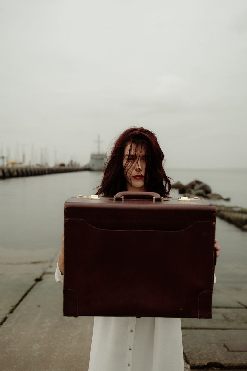 © Anna Chekryshova - Image from the the heavy baggage she left behind photography project